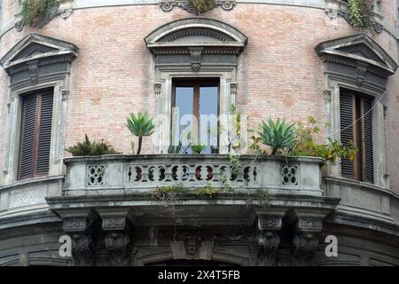 Balcon d'une vieille maison pleine de fleurs à Rome, Italie Banque D'Images