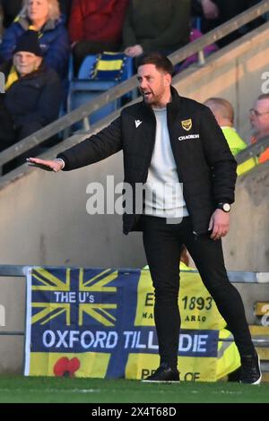 Le manager des Buckingham (manager Oxford United) fait des gestes lors du match de demi-finale 1st Leg entre Oxford United et Peterborough au Kassam Stadium, Oxford le samedi 4 mai 2024. (Photo : Kevin Hodgson | mi News) crédit : MI News & Sport /Alamy Live News Banque D'Images