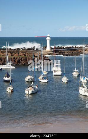 Port de Wollongong et phare pendant les mers agitées. Wollongong est une grande ville industrielle côtière au sud de Sydney. Il abrite une belle côte Banque D'Images