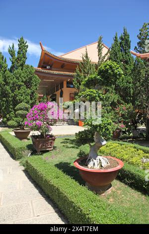 Jardins ornés au monastère bouddhiste truc Lam Thien Vien près de Dalat dans les hauts plateaux du centre du Vietnam. Banque D'Images