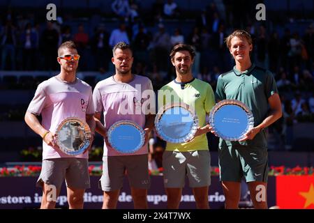 Madrid, Espagne. 4 mai 2024. Sebastian Korda, des États-Unis, Jordan Thompson, d’Australie (vainqueurs), Ariel Behar, d’Uruguay, et Adam Pavlasek, de République tchèque (finalistes), après la finale en double du Mutua Madrid Open 2024, ATP Masters 1000 et WTA 1000, tournoi de tennis le 4 mai 2024 au Caja Magica de Madrid, Espagne crédit : Agence photo indépendante/Alamy Live News Banque D'Images