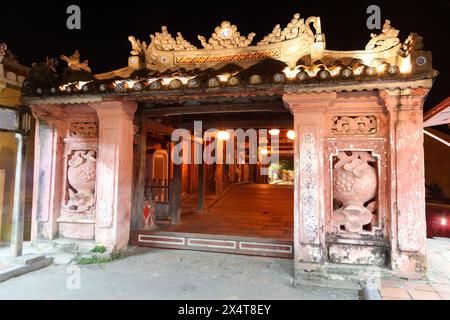 Pont couvert japonais la nuit - Hoi an Vietnam. Ce pont est un monument célèbre dans la ville vietnamienne classée au patrimoine mondial de l'UNESCO. Banque D'Images