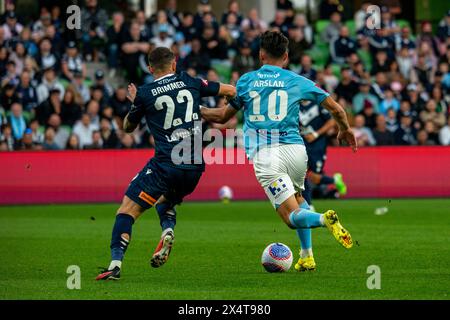 Melbourne, Australie. 5 mai 2024. Melbourne Victory v Melbourne City - 2024 Isuzu UTE A-League finale masculine série - Elimination finale 1 - AAMI Park. Le milieu de terrain Tolgay Arslan (n°10) et le milieu de terrain Jake Brimmer (n°22) de Melbourne Victory s’affrontent pour le ballon lors de la finale 1 de l’élimination masculine de la A-League 2024 entre le Melbourne Victory FC et le Melbourne City FC. Crédit photo : James Forrester/Alamy Live News Banque D'Images