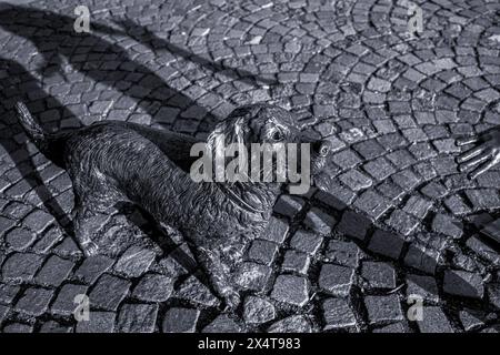 Sculpture en bronze de chien sur la place Kossuth à Szolnok, Hongrie. Photo de haute qualité Banque D'Images