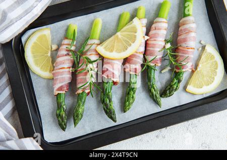 Asperges avec jambon avant cuisson dans une poêle Banque D'Images