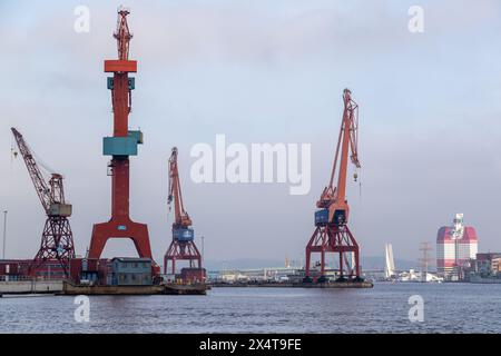 Gothenburg, Suède - Oct 30 2021 : grues dans la zone portuaire avec l'eau avant-plan. Aucune personne visible Banque D'Images