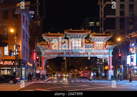 Washington DC, USA - 14 novembre 2021 : portail routier dans Chinatown la nuit. Des gens visibles marchant à travers la rue. Banque D'Images