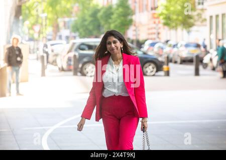 Londres, Angleterre, Royaume-Uni. 5 mai 2024. L'ancienne ministre de l'intérieur SUELLA BRAVERMAN est vue devant la BBC alors qu'elle apparaît dimanche avec Laura Kuenssberg. (Crédit image : © Tayfun Salci/ZUMA Press Wire) USAGE ÉDITORIAL SEULEMENT! Non destiné à UN USAGE commercial ! Banque D'Images