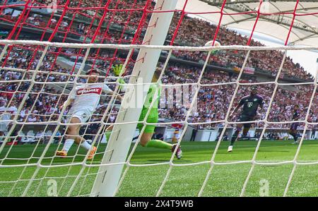 Stuttgart, Allemagne. 04 mai 2024. Leonidas Stergiou VFB 20 scores, tir but, Tor, Treffer, Torschuss, 1-0 contre Manuel NEUER, gardien de but FCB 1 dans le match VFB STUTTGART - FC BAYERN MUENCHEN 3-1 le 4 mai 2024 à Stuttgart, Allemagne. Saison 2023/2024, 1.Bundesliga, journée 32, 32.Spieltag, Muenchen, Munich photographe : ddp images/STAR-images - LA RÉGLEMENTATION DFL INTERDIT TOUTE UTILISATION DE PHOTOGRAPHIES comme SÉQUENCES D'IMAGES et/ou QUASI-VIDÉO - crédit : ddp Media GmbH/Alamy Live News Banque D'Images