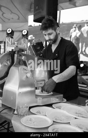 Boucher tranchant délicieux jambon au traiteur Banque D'Images