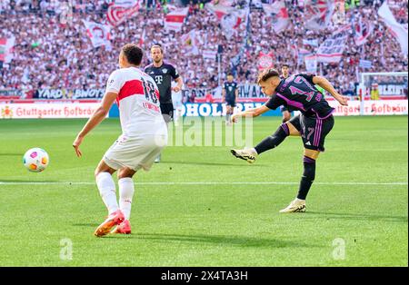 Stuttgart, Allemagne. 04 mai 2024. Bryan Zaragoza (FCB 17) concurrencer pour le ballon, tackling, duel, header, zweikampf, action, combat contre Jamie Leweling, VFB 18 dans le match VFB STUTTGART - FC BAYERN MUENCHEN 3-1 le 4 mai 2024 à Stuttgart, Allemagne. Saison 2023/2024, 1.Bundesliga, journée 32, 32.Spieltag, Muenchen, Munich photographe : ddp images/STAR-images - LA RÉGLEMENTATION DFL INTERDIT TOUTE UTILISATION DE PHOTOGRAPHIES comme SÉQUENCES D'IMAGES et/ou QUASI-VIDÉO - crédit : ddp Media GmbH/Alamy Live News Banque D'Images