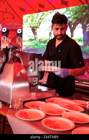 Boucher tranchant délicieux jambon au traiteur Banque D'Images