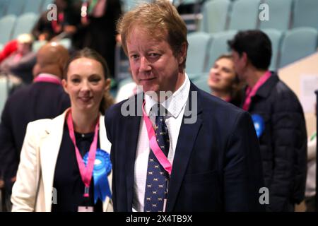 La candidate conservatrice Sara Louise Bristow derrière son mari Paul Bristow député, avant qu'elle ne perde face au premier parti de Peterborough à Werrington. Les formulaires de vote sont en place, et le dépouillement a commencé à Kingsgate Community Church à Peterborough, après que les électeurs se sont rendus aux bureaux de vote pour les élections du conseil local et l'élection du commissaire de police et de crime pour la zone de police de Cambridgeshire. Les électeurs devaient apporter une pièce d'identité photographique aux bureaux de vote de Peterborough, Cambridgeshire, sinon ils ne pourraient pas voter. Élections locales, Peterborough, Cambridgeshire, le 2 mai 2024. Banque D'Images