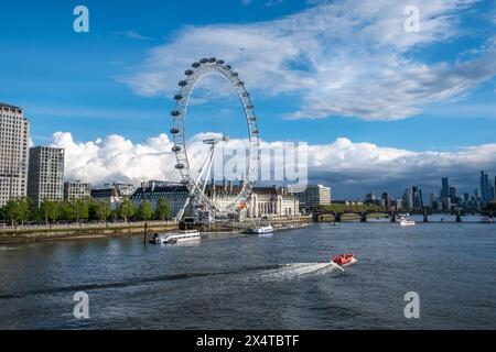 Vue sur le London Eye et la Tamise, sur le pont Embankment Bridge. Banque D'Images