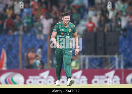 Le paceur bangladais Taskin Ahmed célèbre après avoir obtenu une gueule dans l'ouverture de la série de cinq matchs contre le Zimbabwe au Zahur Ahmed Chowdhury Sta Banque D'Images