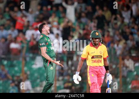 Le paceur bangladais Taskin Ahmed célèbre après avoir obtenu une gueule dans l'ouverture de la série de cinq matchs contre le Zimbabwe au Zahur Ahmed Chowdhury Sta Banque D'Images