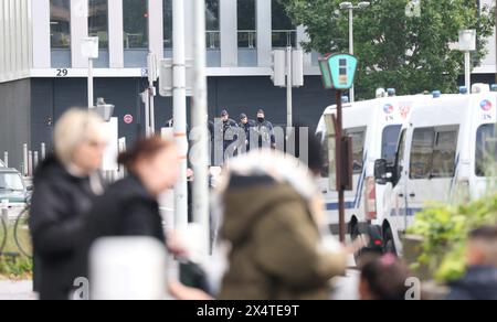 © PHOTOPQR/LE PARISIEN/Jean-Baptiste Quentin ; Paris ; 05/05/2024 ; à Nanterre, Nahel est encore dans toutes les têtes. Si la reconstitution du tir du policier lors d'un contrôle routier, prévue pour ce dimanche 5 mai, s'annonce comme un « moment important », d'aucuns espèce que cela ne va pas raviver une colère aujourd'hui apaisée. © LP/Jean-Baptiste Quentin Nanterre, Paris-banlieue, France, 5 mai 2024 reconstruction judiciaire de la mort de Nahel Merzouk, adolescent franco-algérien de 17 ans, causée par la fusillade à bout portant d’un policier nommé Florian M., le 27 juin 2023, du Banque D'Images