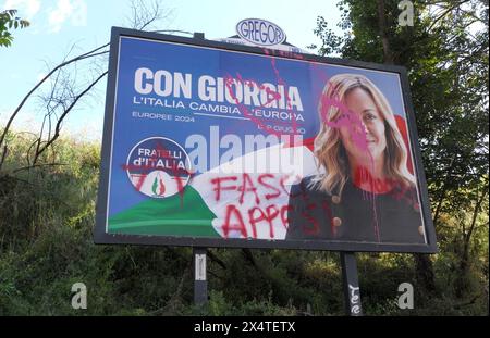 Rome, Italie. 04 mai 2024. Une affiche électorale vandalisée de Giorgia Meloni est vue dans une rue de Rome, en Italie, le 4 mai 2024. Le 28 avril, la première ministre italienne Giorgia Meloni a annoncé sa candidature pour le parti Fratelli d'Italia aux prochaines élections européennes. (Photo par Elisa Gestri/Sipa USA) crédit : Sipa USA/Alamy Live News Banque D'Images