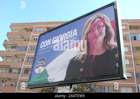 Rome, Italie. 04 mai 2024. Une affiche électorale vandalisée de Giorgia Meloni est vue dans une rue de Rome, en Italie, le 4 mai 2024. Le 28 avril, la première ministre italienne Giorgia Meloni a annoncé sa candidature pour le parti Fratelli d'Italia aux prochaines élections européennes. (Photo par Elisa Gestri/Sipa USA) crédit : Sipa USA/Alamy Live News Banque D'Images