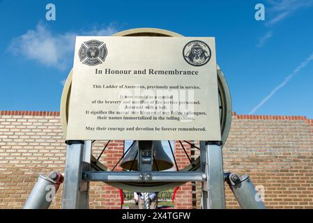 Échelle de l'Ascension, en hommage aux pompiers tombés au combat, lors du dévoilement et de l'ouverture du Mémorial national des pompiers de la plaque rouge à Rettendon, Essex, Royaume-Uni Banque D'Images