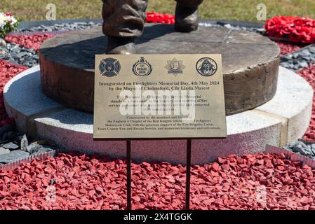 Dévoilement et ouverture du Mémorial national des incendies de la plaque rouge à Rettendon, Essex, Royaume-Uni. Description de la plaque Banque D'Images