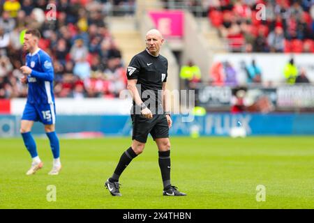 AESSEAL New York Stadium, Rotherham, Angleterre - 4 mai 2024 arbitre Andy Davies - pendant le match Rotherham United v Cardiff City, Sky Bet Championship, 2023/24, AESSEAL New York Stadium, Rotherham, Angleterre - 4 mai 2024 crédit : Mathew Marsden/WhiteRosePhotos/Alamy Live News Banque D'Images