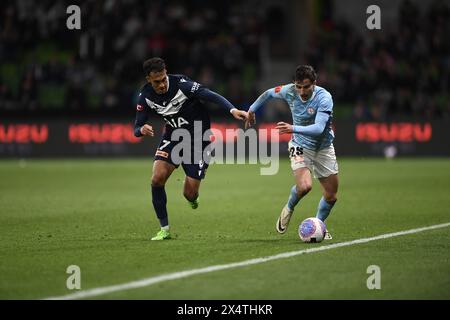 MELBOURNE, AUSTRALIE. 5 mai 2024. Sur la photo : Nishan Velupillay (17) de Melbourne Victory (à gauche) le défenseur de Melbourne Callum Talbot (25) lors des A Leagues Soccer, Melbourne Victory FC v Melbourne City FC éliminatoires au parc AAMI de Melbourne. Crédit : Karl Phillipson/Alamy Live News Banque D'Images