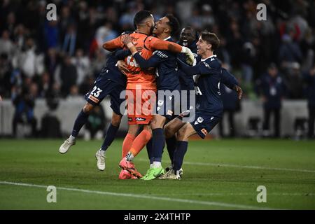 MELBOURNE, AUSTRALIE. 5 mai 2024. En photo : les joueurs de Melbourne Victory célèbrent le gardien de but Paul Izzo après avoir éliminé leurs adversaires de Melbourne City au Penalty 3-2 pour progresser dans la série finale de l'ALeague lors de la série A Leagues Soccer, Melbourne Victory FC v Melbourne City FC éliminatoires au AAMI Park de Melbourne. Crédit : Karl Phillipson/Alamy Live News Banque D'Images