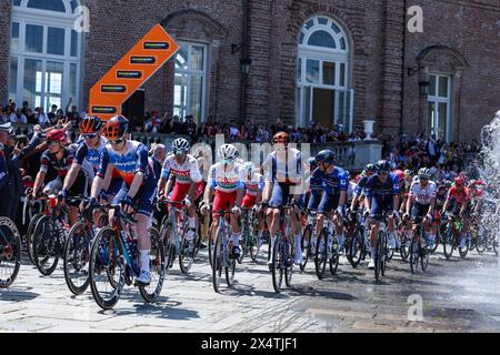 Turin, Italie. 04 mai 2024. Vue générale du peloton vu au départ du 107ème Giro d'Italia 2024, étape 1 une étape de 140 km de Venaria Reale à Turin/#UCIWT/le 04 mai 2024. La 107ème édition du Giro d'Italia, avec un total de 3400 km, part de Veneria Reale près de Turin le 4 mai 2024 et se terminera à Rome le 26 mai 2024 crédit : Agence photo indépendante/Alamy Live News Banque D'Images