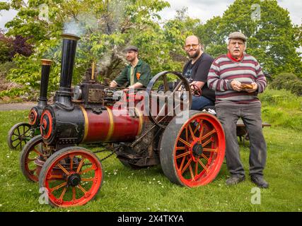 Passionnés avec leurs moteurs de traction miniatures à vapeur au South Downs Steam Railway, Pulborough, West Sussex, Royaume-Uni. Banque D'Images