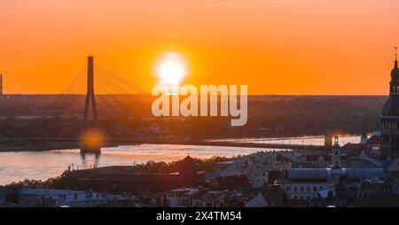Vue aérienne du beau coucher de soleil sur la rivière Daugava. Banque D'Images