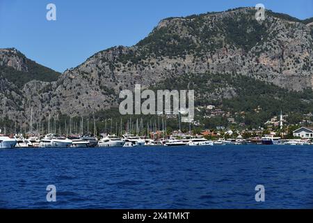 Gocek, Turquie - 26 avril 2024 : Marina à Gocek. Les yachts sont dans le port maritime Banque D'Images