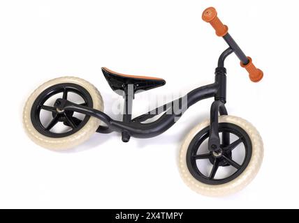 Vélo balace noir moderne pour un petit enfant, isolé sur blanc Banque D'Images