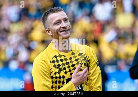 Dortmund, Allemagne. 04 mai 2024. Marco Rose du Borussia Dortmund a été acclamé par les supporters après la fin du match contre Augsbourg, qui s'est terminé par une victoire à domicile de 5-1, dans laquelle il a marqué un but et fourni deux passes décisives. Credit : Bernd Thissen/dpa - AVIS IMPORTANT : les règles DFL/DFB interdisent toute utilisation de photographies sous forme de séquences d'images et/ou quasi vidéo/dpa/Alamy Live News Banque D'Images