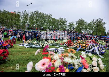 Nimègue, pays-Bas. 04 mai 2024. Des milliers de personnes assistent à la cérémonie sous de fortes pluies. Ce jour-là, tout le pays commémore les civils et les soldats pendant la seconde Guerre mondiale et d'autres conflits. À Nimègue, une procession silencieuse a pris la rue jusqu'à la 'Keizer Traianusplein', où se dressent deux monuments en mémoire des victimes de la seconde Guerre mondiale. La cérémonie officielle a commencé par deux minutes de silence, et des couronnes ont été déposées. Crédit : SOPA images Limited/Alamy Live News Banque D'Images