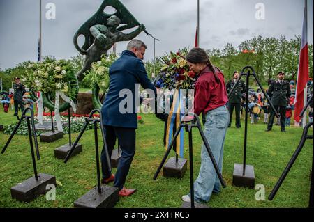 Nimègue, pays-Bas. 04 mai 2024. On voit des gens placer des couronnes de fleurs au monument de guerre. Ce jour-là, tout le pays commémore les civils et les soldats pendant la seconde Guerre mondiale et d'autres conflits. À Nimègue, une procession silencieuse a pris la rue jusqu'à la 'Keizer Traianusplein', où se dressent deux monuments en mémoire des victimes de la seconde Guerre mondiale. La cérémonie officielle a commencé par deux minutes de silence, et des couronnes ont été déposées. Crédit : SOPA images Limited/Alamy Live News Banque D'Images
