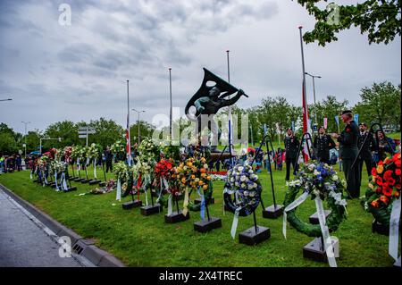 Nimègue, pays-Bas. 04 mai 2024. Le monument de guerre est vu entouré de couronnes de fleurs. Ce jour-là, tout le pays commémore les civils et les soldats pendant la seconde Guerre mondiale et d'autres conflits. À Nimègue, une procession silencieuse a pris la rue jusqu'à la 'Keizer Traianusplein', où se dressent deux monuments en mémoire des victimes de la seconde Guerre mondiale. La cérémonie officielle a commencé par deux minutes de silence, et des couronnes ont été déposées. (Photo par Ana Fernandez/SOPA images/SIPA USA) crédit : SIPA USA/Alamy Live News Banque D'Images