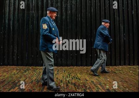 Nimègue, pays-Bas. 04 mai 2024. Deux anciens combattants sont vus quitter l'église. Ce jour-là, tout le pays commémore les civils et les soldats pendant la seconde Guerre mondiale et d'autres conflits. À Nimègue, une procession silencieuse a pris la rue jusqu'à la 'Keizer Traianusplein', où se dressent deux monuments en mémoire des victimes de la seconde Guerre mondiale. La cérémonie officielle a commencé par deux minutes de silence, et des couronnes ont été déposées. (Photo par Ana Fernandez/SOPA images/SIPA USA) crédit : SIPA USA/Alamy Live News Banque D'Images