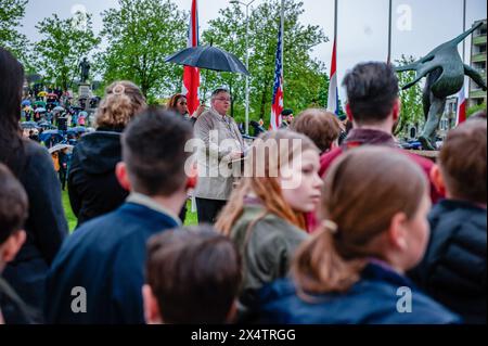 Nimègue, pays-Bas. 04 mai 2024. Le maire de Nimègue Hubert Bruls vu donner un discours pendant l'événement. Ce jour-là, tout le pays commémore les civils et les soldats pendant la seconde Guerre mondiale et d'autres conflits. À Nimègue, une procession silencieuse a pris la rue jusqu'à la 'Keizer Traianusplein', où se dressent deux monuments en mémoire des victimes de la seconde Guerre mondiale. La cérémonie officielle a commencé par deux minutes de silence, et des couronnes ont été déposées. (Photo par Ana Fernandez/SOPA images/SIPA USA) crédit : SIPA USA/Alamy Live News Banque D'Images