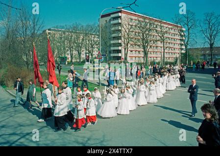 Serviteurs d'autel, garçons d'autel, enfants le jour de leur première communion, filles, procession, Bamberg, haute-Franconie, Bavière, Allemagne Banque D'Images