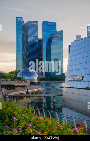 Horizon du quartier financier de Singapour au crépuscule Banque D'Images