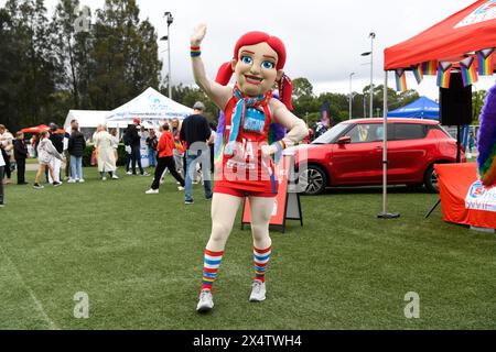 5 mai 2024 ; Ken Rosewall Arena, Sydney, NSW, Australie : Suncorp Super Netball , New South Wales Swifts versus West Coast Fever ; la mascotte des Swifts devant l'Arena Banque D'Images