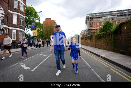 Les fans de Chelsea arrivent à l'extérieur du terrain avant le match de premier League à Stamford Bridge, Londres. Date de la photo : dimanche 5 mai 2024. Banque D'Images