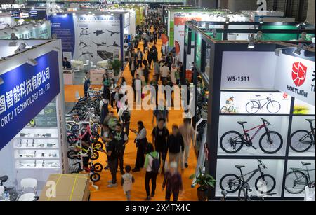 Shanghai. 5 mai 2024. Les gens visitent la 32ème Foire internationale du vélo de Chine à Shanghai, dans l'est de la Chine, le 5 mai 2024. L'événement a débuté ici dimanche, attirant environ 1 460 entreprises à participer. Crédit : Cai Yang/Xinhua/Alamy Live News Banque D'Images
