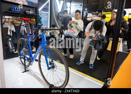 Shanghai. 5 mai 2024. Les gens prennent des photos d'un vélo exposé au stand de VAN RYSEL lors de la 32ème Foire internationale du vélo de Chine à Shanghai, dans l'est de la Chine, le 5 mai 2024. L'événement a débuté ici dimanche, attirant environ 1 460 entreprises à participer. Crédit : Cai Yang/Xinhua/Alamy Live News Banque D'Images
