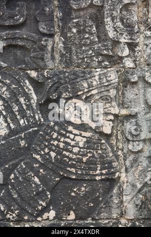 Sculptures, terrain de balle, Chichen Itza, Site du patrimoine mondial de l'UNESCO, Yucatan, Mexique Banque D'Images