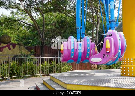 Le swing ride est vide de fans et abandonné par ses fans Banque D'Images