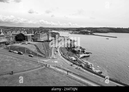 Madère Road à l'est de Plymouth Hoe, avec la Citadelle royale, Marine Biological Association et le brise-lames du mont Batten dans une image en noir et blanc Banque D'Images