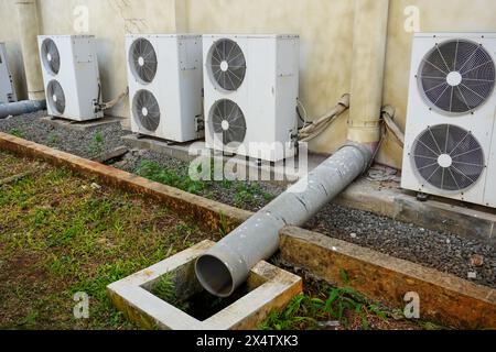 Le grand canal de tuyau conçu pour un drainage efficace des eaux de pluie et une installation de ventilateur AC extérieur Banque D'Images