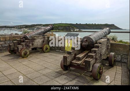 Canons de navires restaurés surplombant le Cattewater et le Plymouth Sound depuis Madiera Road sur le Barbican, Plymouth. 19ème siècle de Blomefield design an Banque D'Images